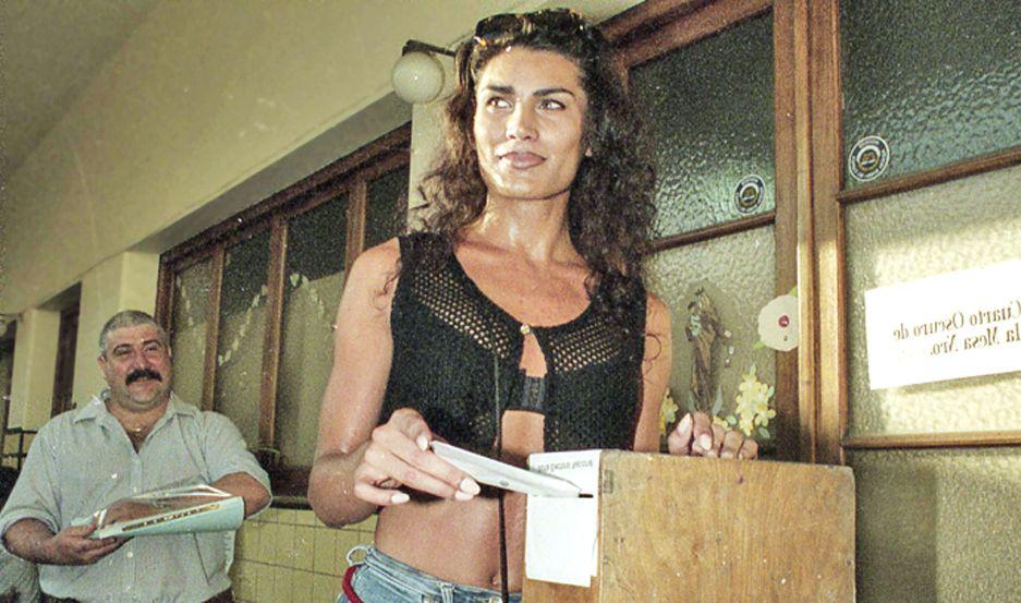 Cris Miroacute fue la primera vedette trans que debutoacute en la calle Corrientes