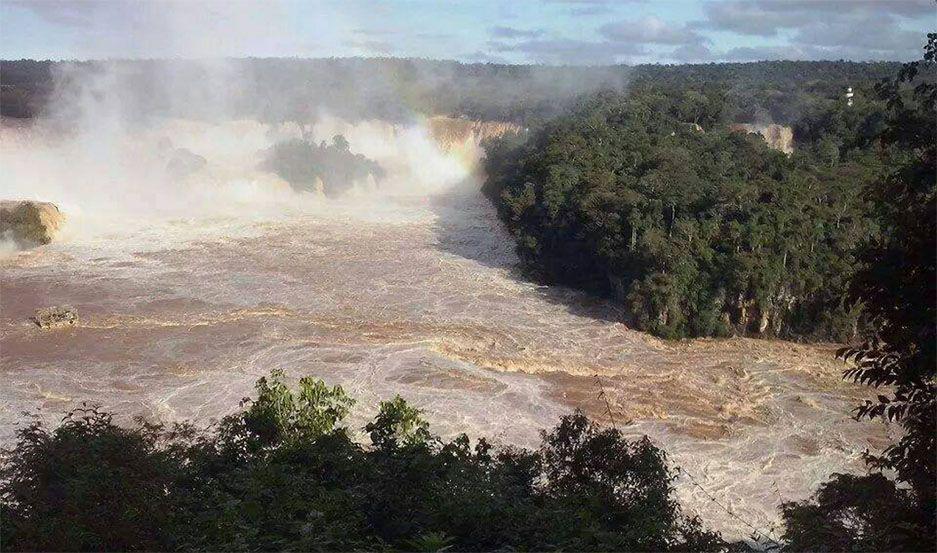 VIDEO  Asiacute de impactante se vio el desborde de las Cataratas