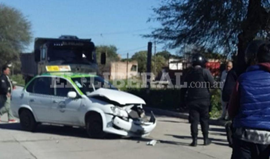 Encontronazo entre remís y camioneta dejó solo daños materiales