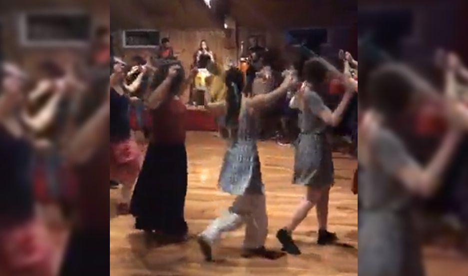 VIDEO  La muacutesica de Peteco Carabajal la rompe en Toulouse