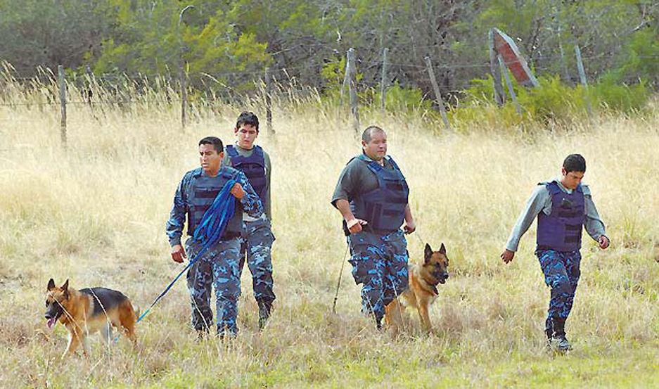 Los policías trabajaban hasta con perros Los ayudan los baqueanos La madre de la menor est muy atemorizada
