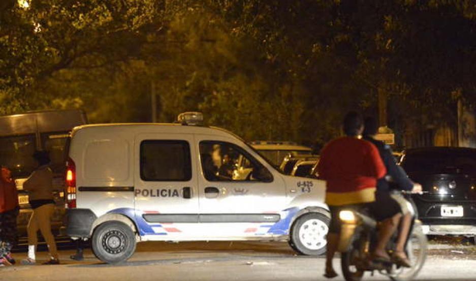 Chocan a un policiacutea y le realizan cortes en el cuerpo para que entregue su arma