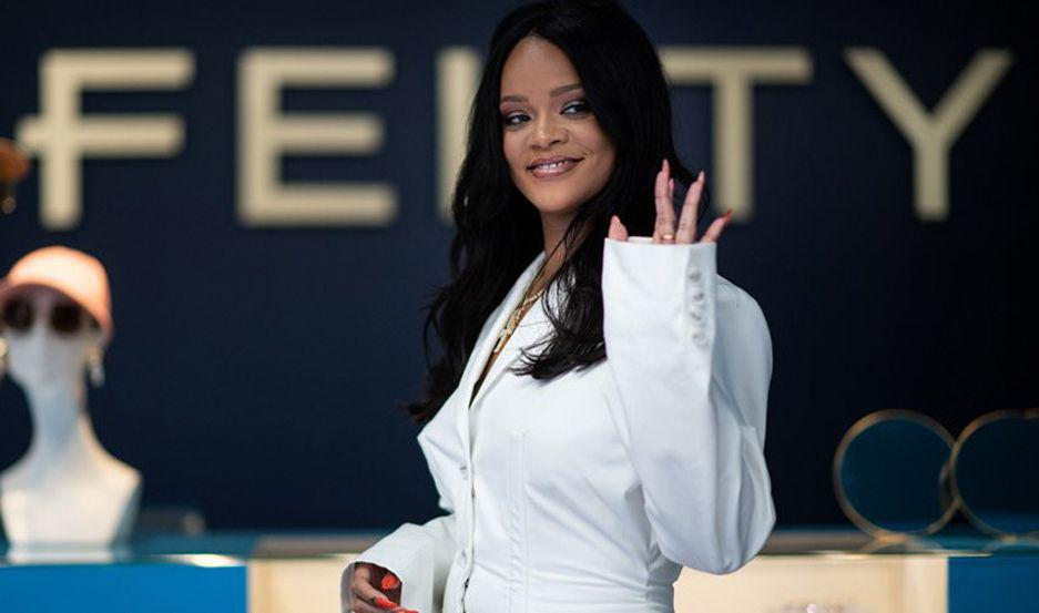 Rihanna es la artista musical femenina maacutes rica del mundo