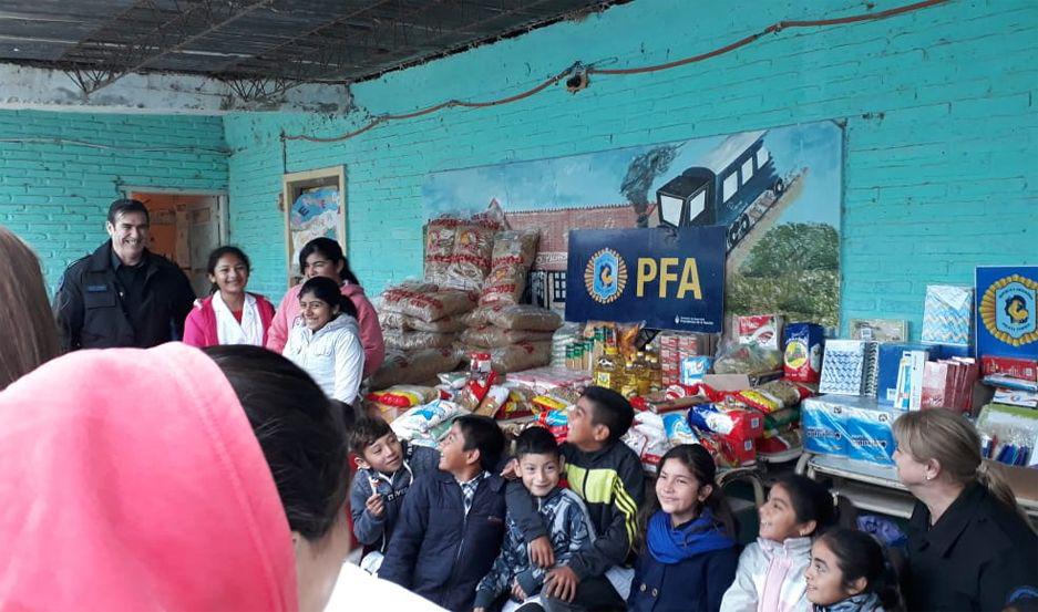 Policiacuteas Federales apadrinan una escuela de Lugones