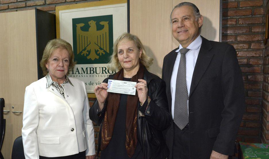 Hamburgo Compantildeiacutea de Seguros premioacute a dos de sus clientes cumplidores