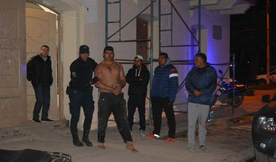 Escaacutendalo en el barrio La Merced terminoacute con tres detenidos y policiacuteas heridos en un procedimiento