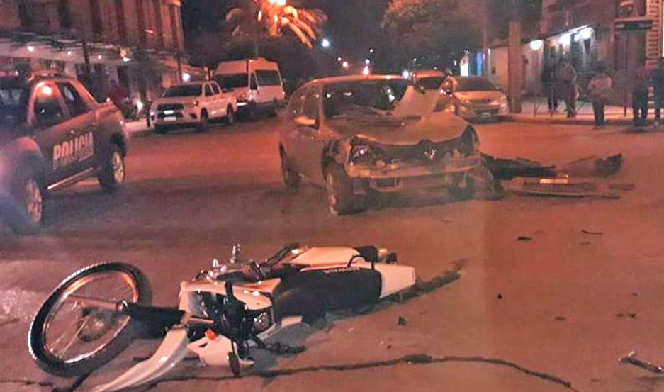 Motociclista se arrastra 10 metros tras chocar con auto