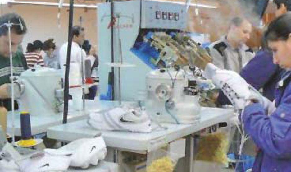 Una empresa fabricante de zapatillas despidioacute a 150 empleados en Misiones