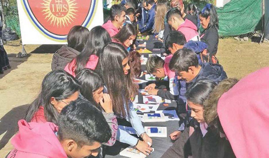 Festival de Juegos Matemaacuteticos y Fiacutesicos visita colegios loretanos