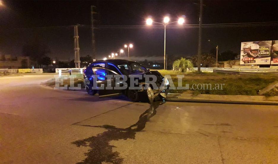 Se salvoacute de milagro luego de estrellarse contra la rotonda de Soliacutes y Lugones