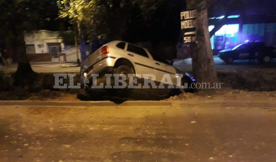 Se quedoacute dormido y cayoacute con su auto dentro de la acequia