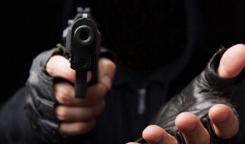 Un ladroacuten golpeoacute a una mujer y baleoacute a otras dos en un asalto