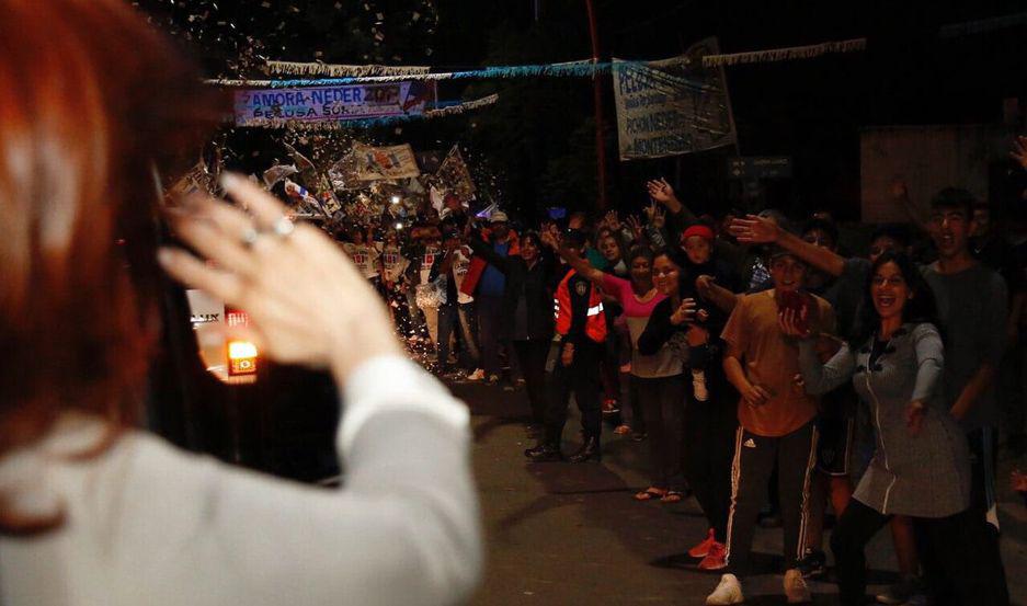 VIDEO  Cristina llegoacute a la provincia y agradecioacute las muestras de carintildeo