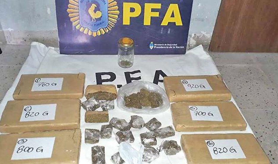 Secuestran maacutes de 5 kg de marihuana enviados a traveacutes de encomienda