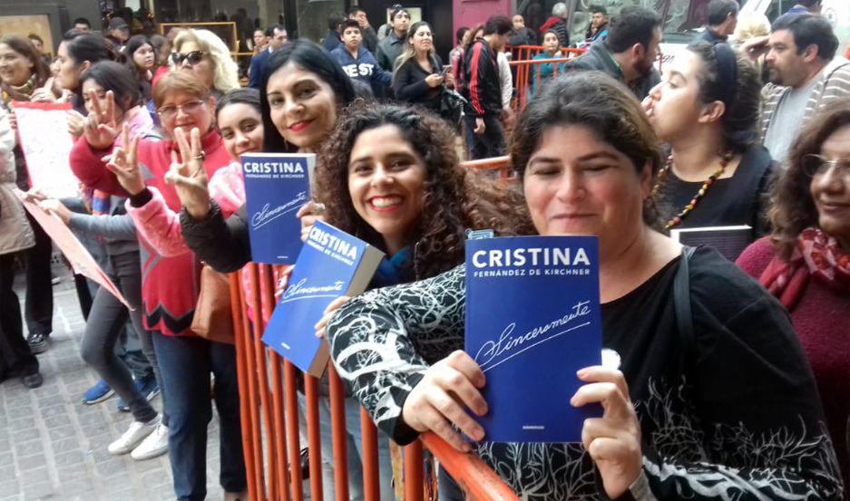 Gran expectativa- Cristina firma los libros que le acerca la gente