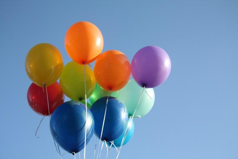 Quiso celebrar con globos se graduacioacuten y dejoacute sin luz a un barrio