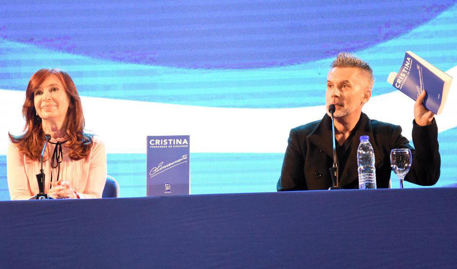 Cristina de Kirchner presentoacute su libro en el Foacuterum con la presencia del gobernador