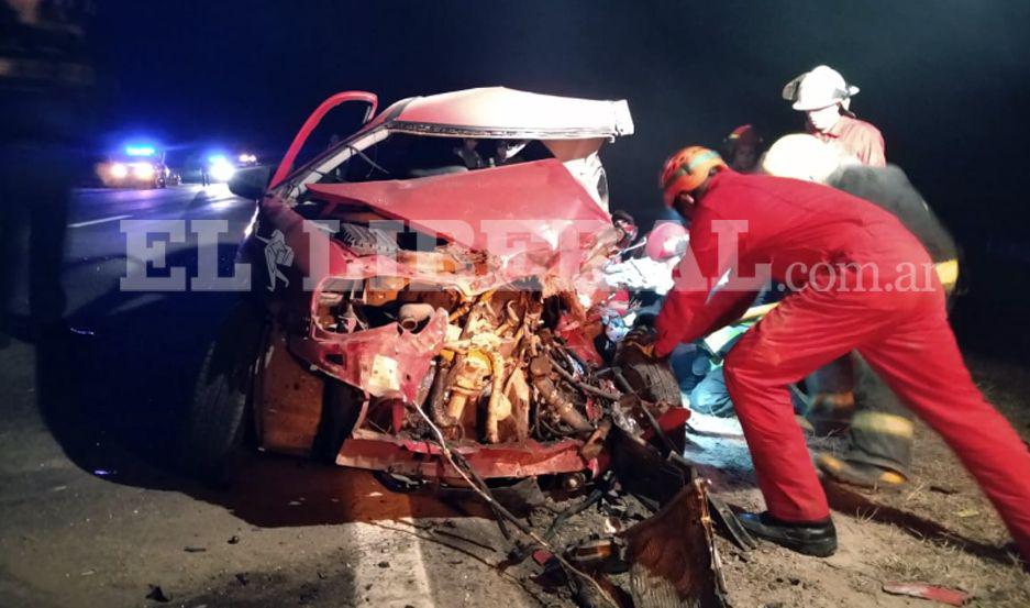 Un joven perdioacute la vida en un choque entre un auto y un camioacuten sobre Ruta 9