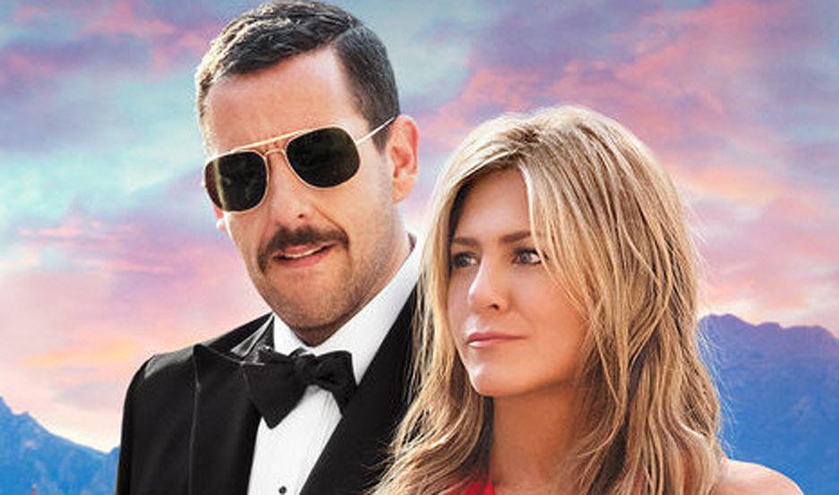 VIDEO  Adam Sandler y Jennifer Aniston estrenan Misterio a bordo