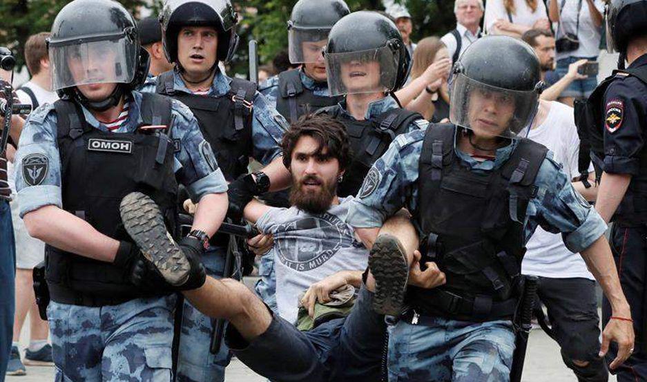 Arrestan a maacutes de 400 rusos en una marcha contra Putin