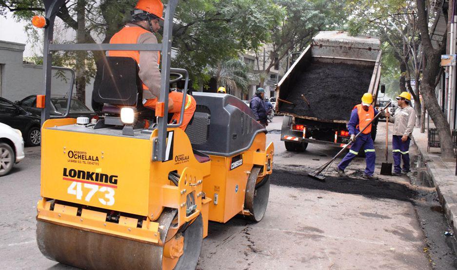Realizan bacheo en la calle Roca y colocan carteles en el Parque