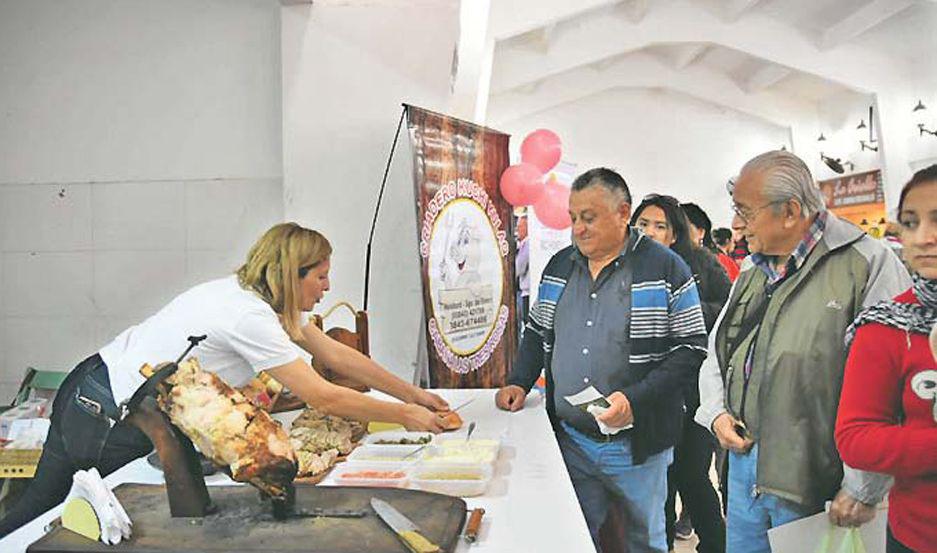 Concretan una muestra y degustacioacuten de productos porcinos en el Mercado Municipal