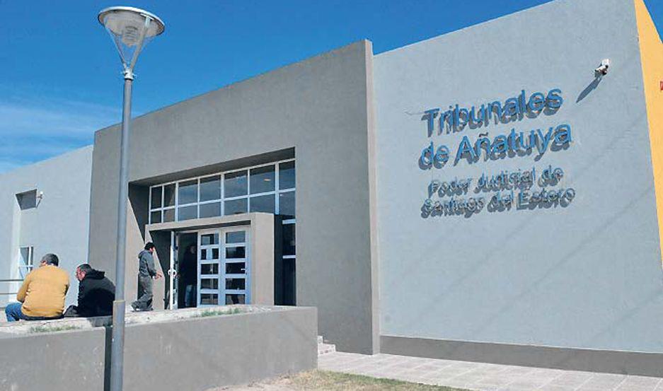 Mujer arremetioacute a pedradas a los edificios comunal y policial