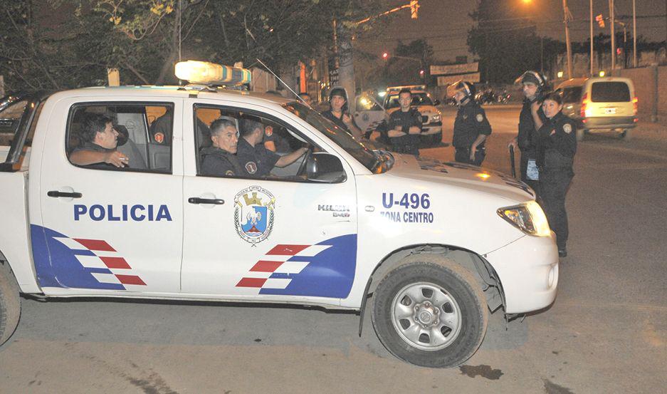 Motochorros le abrieron la puerta del auto a una mujer frente a su casa