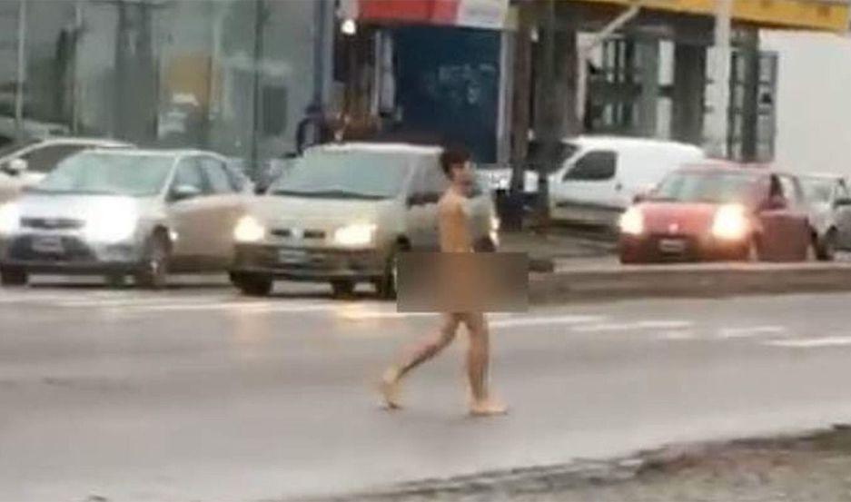 Un joven se paseó por la calle desnudo y desorientado