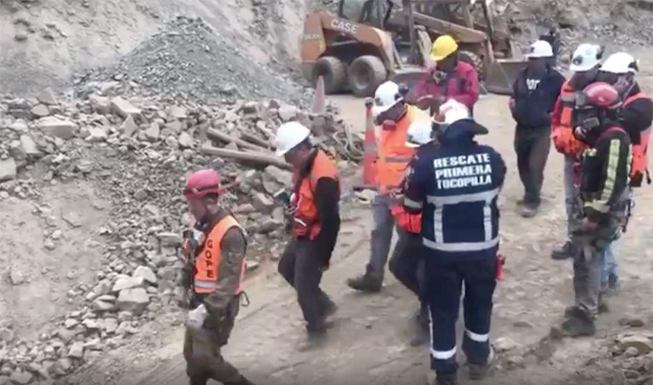 Chile- rescatan a uno de los mineros y hallan muerto a otro
