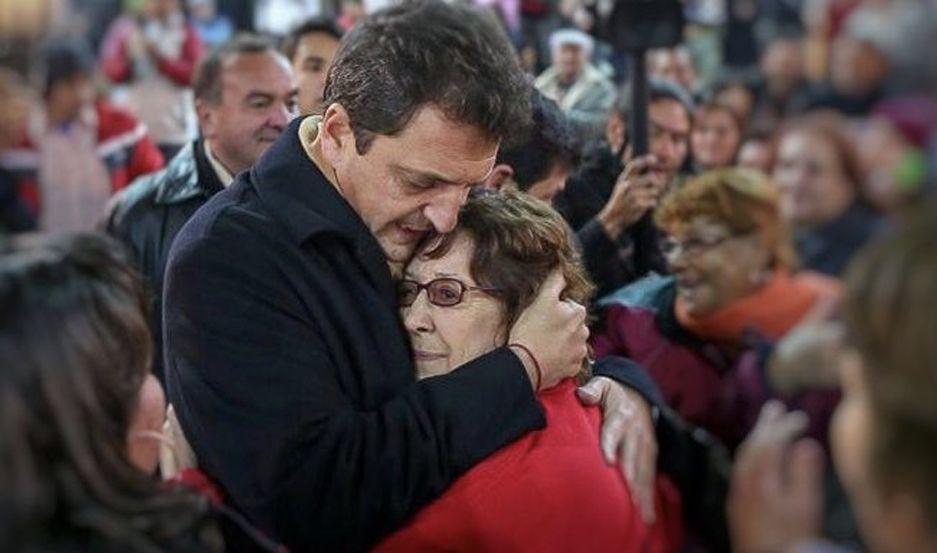 Massa lanzoacute un spot de campantildea y Cristina lo elogioacute por Twitter