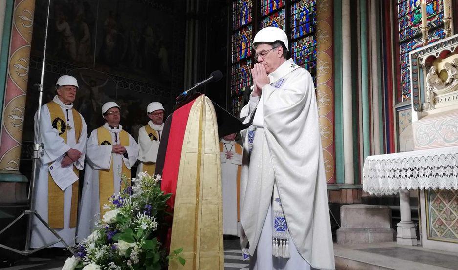 Con cascos protectores celebran la primera misa en la catedral de Notre Dame