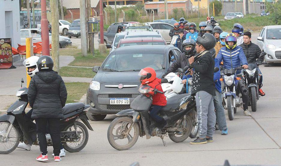 Largas colas para cargar combustible sin agua y no se vendieron pasajes