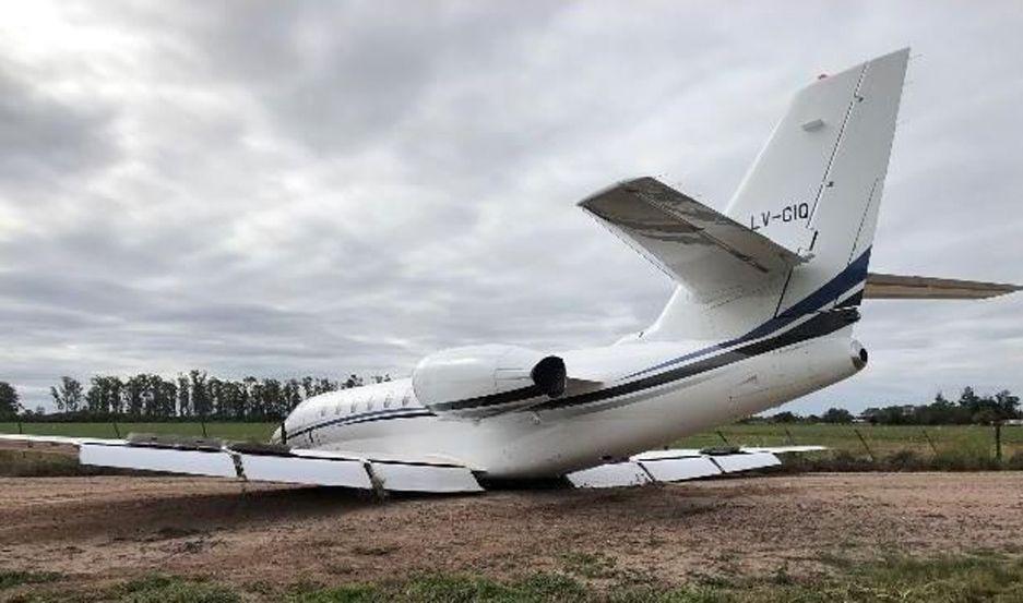 Un avión privado intentó despegar y se despistó