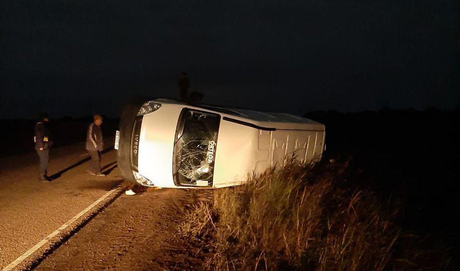 Familia se salva de milagro tras violento vuelco en la ruta 98
