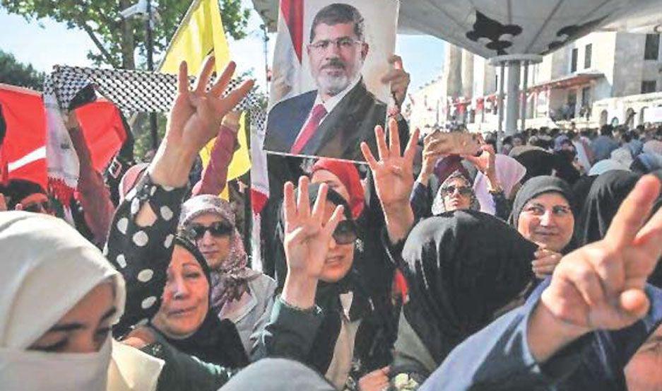 En medio del silencio oficial enterraron al expresidente Mursi