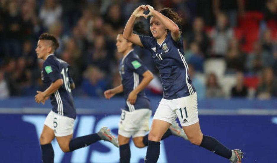Argentina perdiacutea por goleada lo empatoacute y suentildea con pasar a octavos