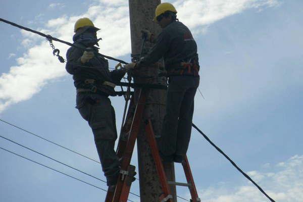 La empresa distribuidora del servicio eléctrico realizar trabajos para mejorar la prestación en capital