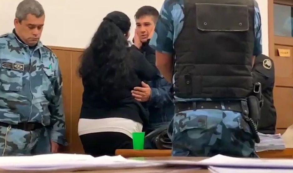 VIDEO Una madre abrazoacute al asesino de su hijo y lo perdonoacute en pleno juicio