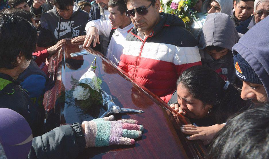 Maacutes de 200 almas tributaron desgarrador adioacutes a la jovencita muerta de un tiro por un policiacutea