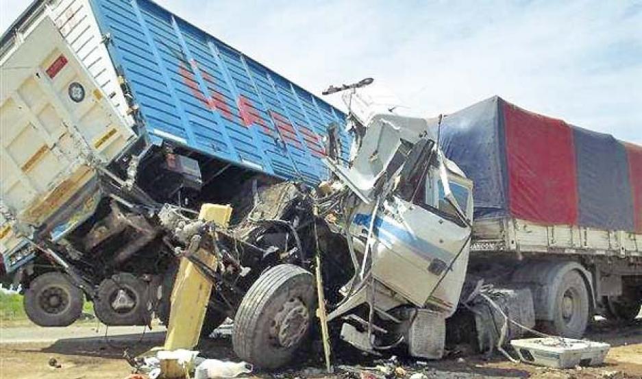 Un camionero de 32 antildeos fallecioacute tras protagonizar un choque frontal
