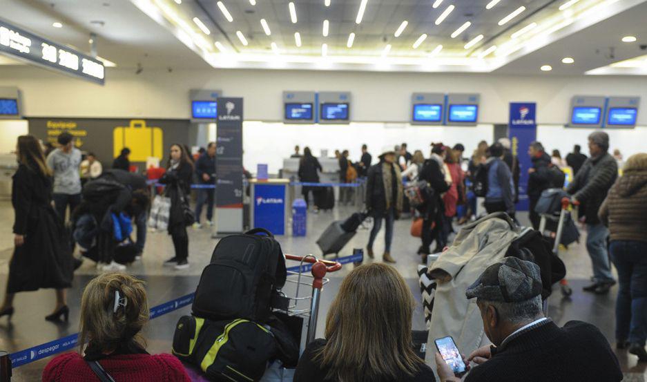 Comenzoacute hoy el paro de controladores aeacutereos en Aeroparque y Ezeiza