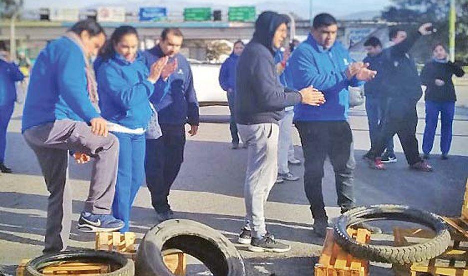 Empleados de Luque agudizan protesta por la falta de pago