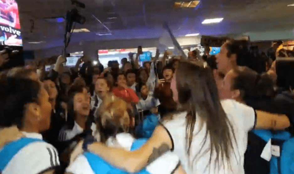 La Seleccioacuten argentina de fuacutetbol femenino fue recibida con mucha alegriacutea