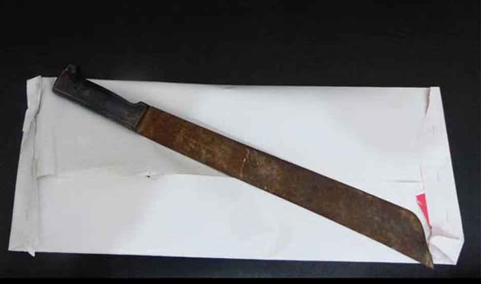 Corrioacute con un machete al vecino que tiroacute la pelota a su patio