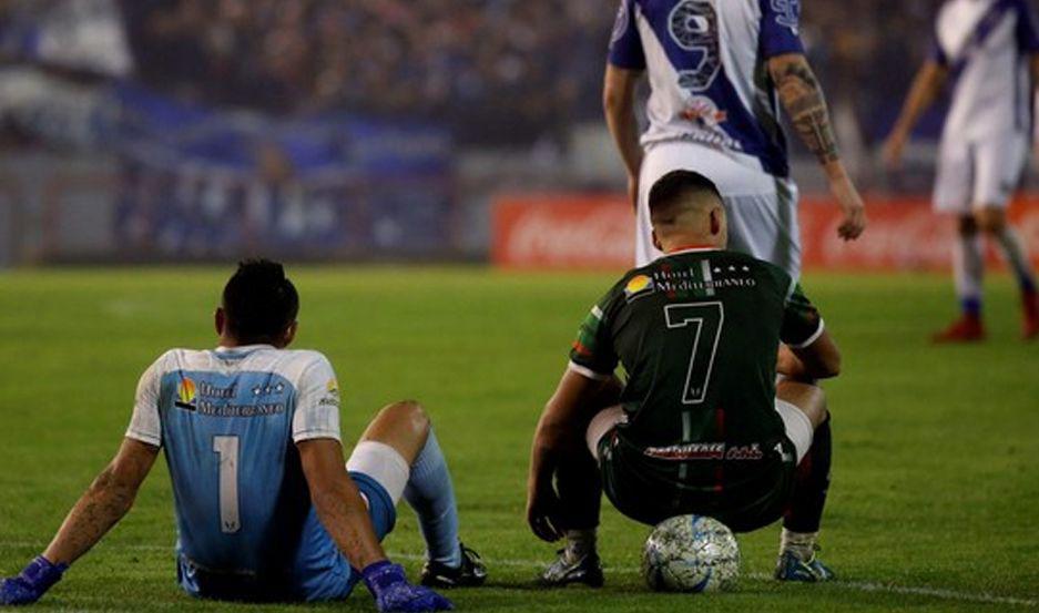 Los jugadores de San Jorge hicieron una insoacutelita protesta