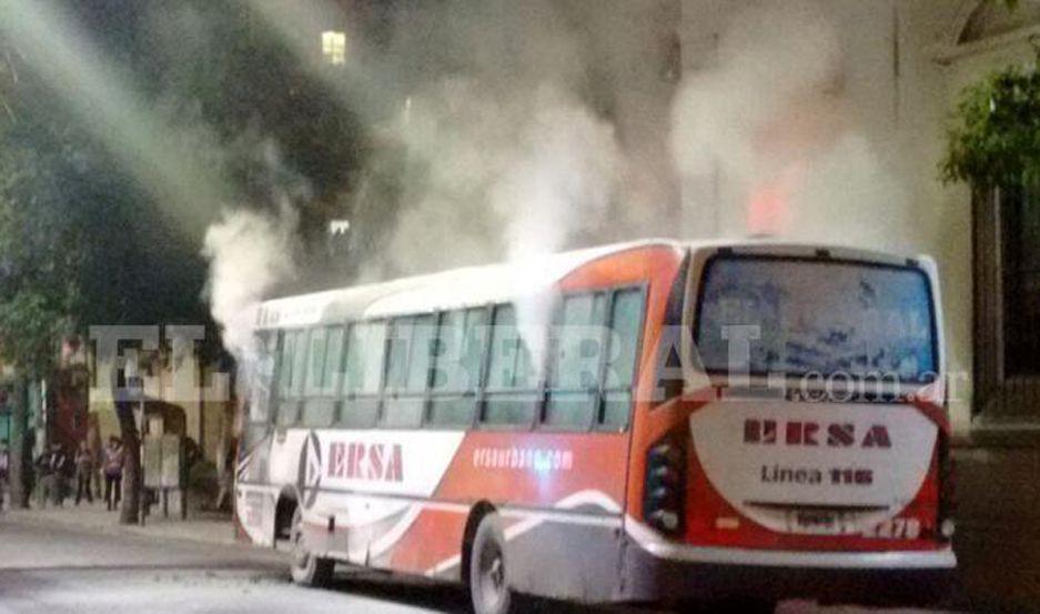 Paacutenico en pleno Centro por el incendio de un colectivo