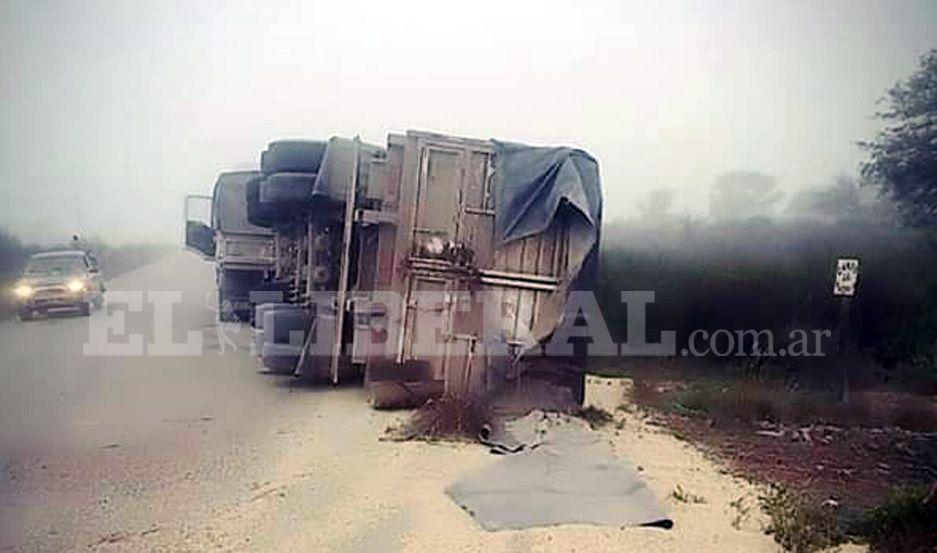 Un camioacuten volcoacute su acoplado con carga de soja sobre Ruta 21