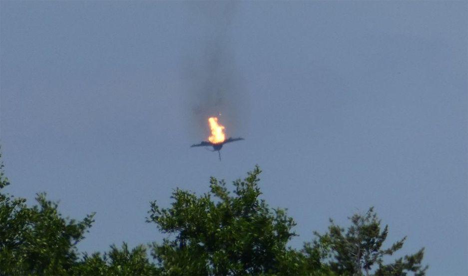 VIDEO Chocaron dos aviones de combate y uno de los pilotos murioacute