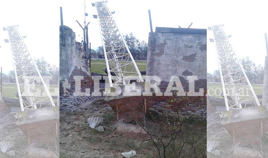 Una torre de iluminación del Club Sportivo Dora fue derribada por el viento